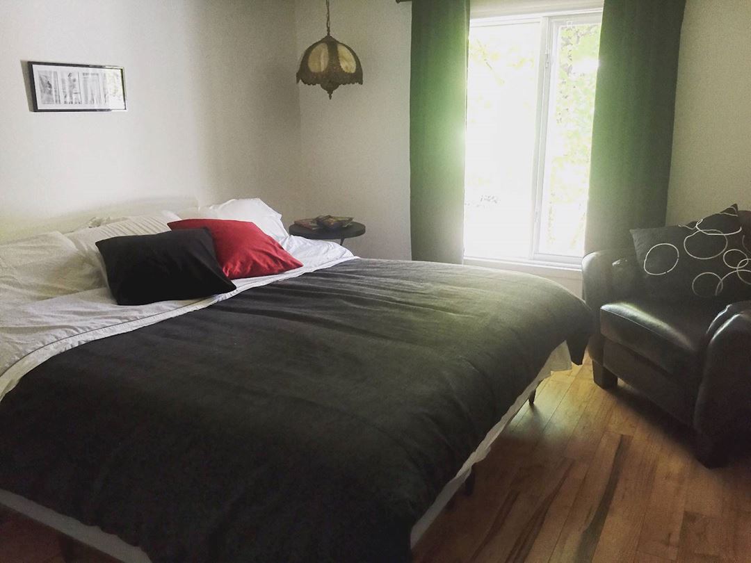 chalets-clochette-indoor-room-king-size-bed